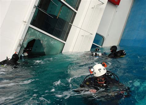 Inside the Costa Concordia wreck - Photo 15 - Pictures - CBS News