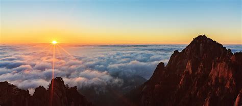 Watch Huangshan Sunrise While Hiking the Yellow Mounatin 2025