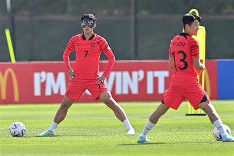 Son Heung-min trains in face mask ahead of South Korea’s opener against Uruguay - The Athletic