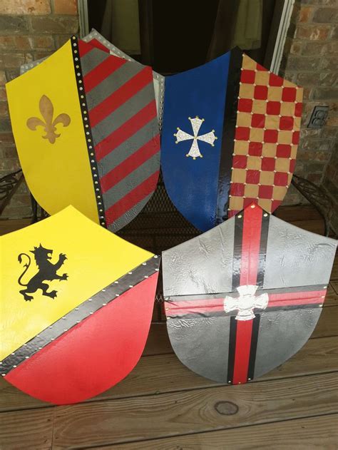 Ritterhelm basteln mit Kindern - 5 DIY-Projekte für tolles Ritter-Accessoire | Medieval party ...