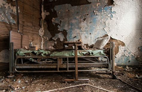 Eerie pictures of Abandoned hospitals in the US - Mirror Online