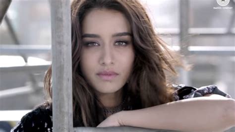 5 Reasons why 'Half Girlfriend' song 'Mere Dil Mein' FAILS to impress!