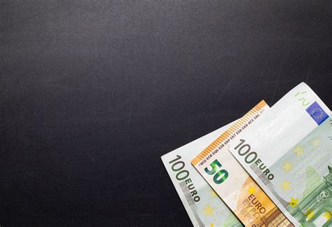 Euros on black background - Creative Commons Bilder