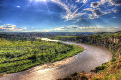 north-dakota-theodore-roosevelt-national-park-curving-little-missouri ...