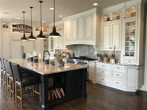 Gorgeous Traditional Kitchen with Island #kitchendesign # ...