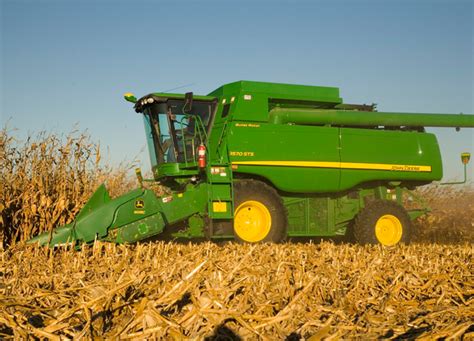 Image Gallery: 20 John Deere Headers turning Corn into Cash