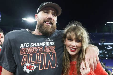 Travis Kelce Poses with 2 Young Taylor Swift Fans During Visit to His ...