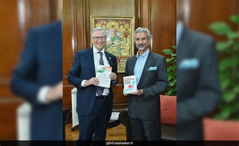 S Jaishankar Meets Bill Gates, Exchange Books During Meeting