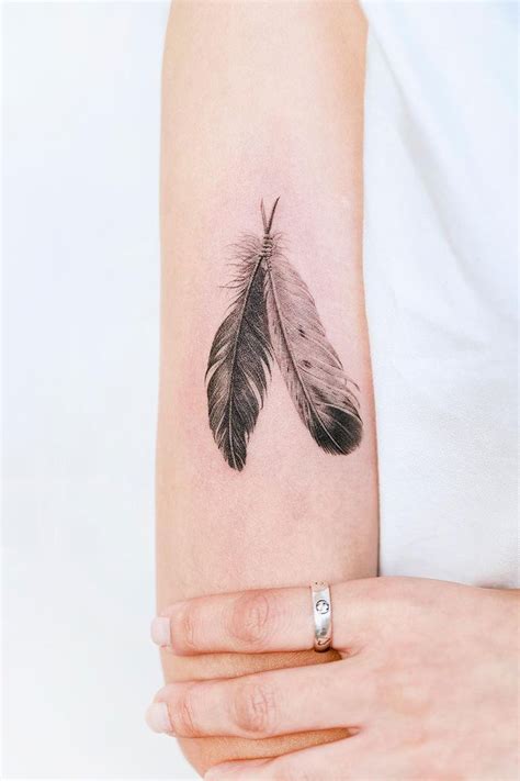 Top 73+ tiny feather tattoo - in.cdgdbentre