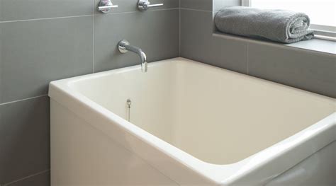 Ofuro Soaking Tubs vs. American Style Bathtubs | Hammer & Hand