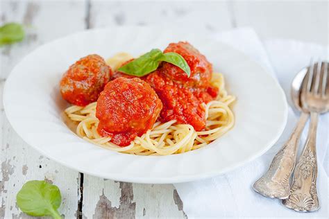 Spaghetti with mozzarella-stuffed meatballs | Ohmydish