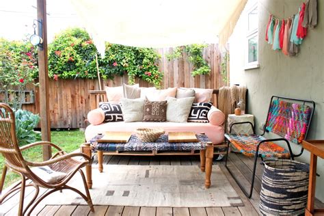 How to Build a Pallet Daybed | Pretty Prudent