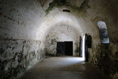 Inside the slave cells at Elmina Castle, Ghana. | slavery / old south ...