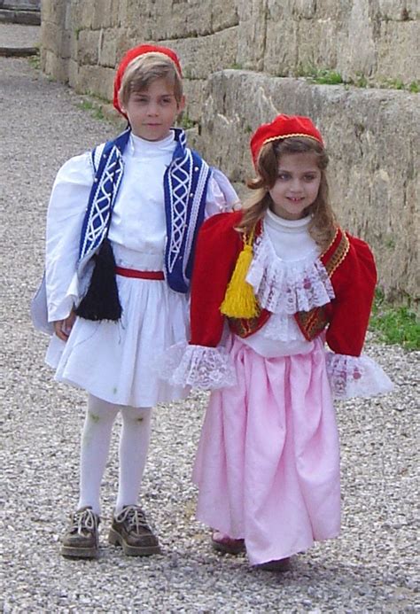 File:Greek costumes children DSC04313.jpg - Wikimedia Commons