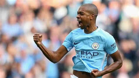 Manchester City midfielder Fernandinho has signed a two-year contract extension until 2020 ...