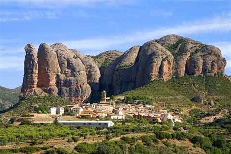 Visit Aguero; a travel guide to the village of Aguero in the Los Mallos mountains in Spain