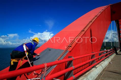 Perawatan Jembatan Merah Youtefa Jayapura | ANTARA Foto