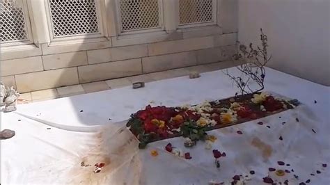 Tomb of Aurangzeb - YouTube