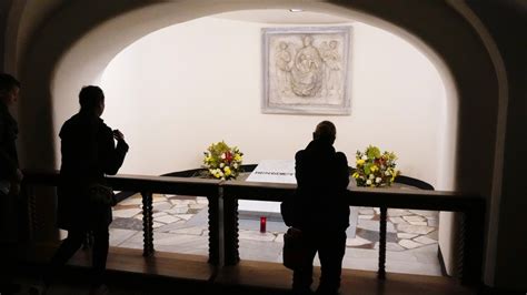 The public can now see the tomb of Pope Emeritus Benedict XVI. see in ...