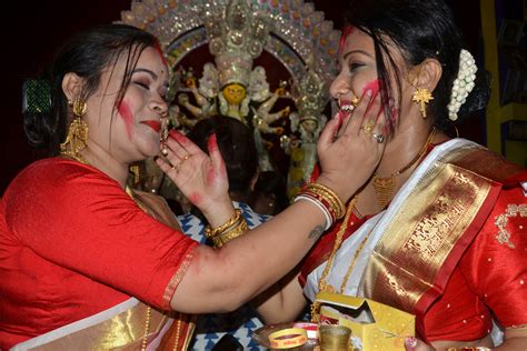 In Pictures | Women celebrate Sindur Khela with great zeal - The Statesman