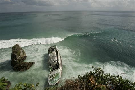 Surfing Padang Padang