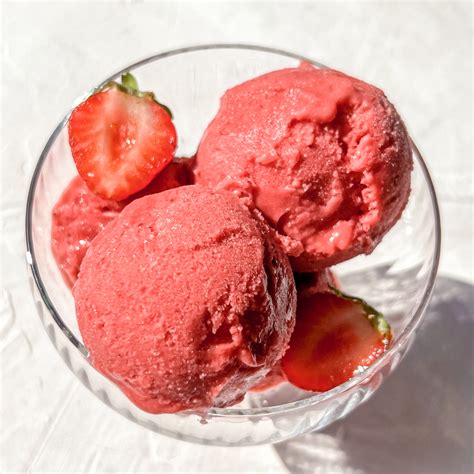 Strawberry Ice Cream - Eva Koper - Easy and healthy recipes