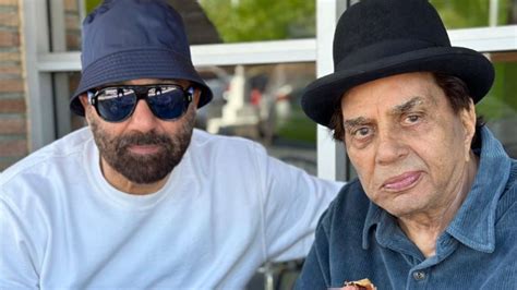 Sunny Deol enjoys pizza party with dad Dharmendra during US vacation, see pic – India TV