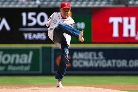 Tom Willis throws out 30th first pitch at Angel Stadium