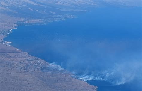 People in Hawaii Flee as Hurricane Force Winds, Widespread Fire Destroy ...