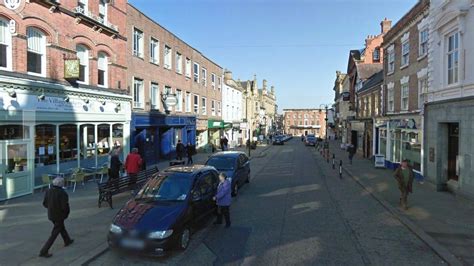 Wrexham town centre regeneration action call - BBC News