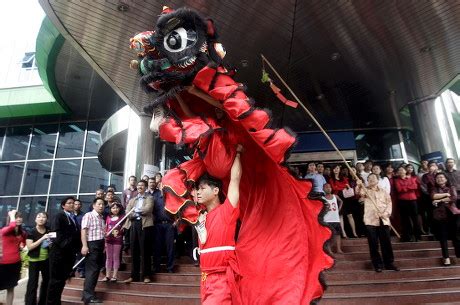 Street Artists Perform Chinese Traditional Dance Editorial Stock Photo - Stock Image | Shutterstock