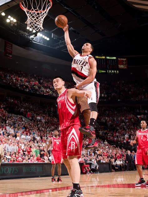 Brandon Roy dunks on Yao Ming : r/NBAimages