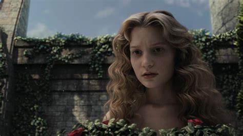 Mia Wasikowska in Alice in Wonderland (2010) | Film alice in wonderland, Alice in wonderland ...