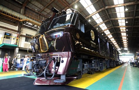 Japan railway unveils super-luxury train