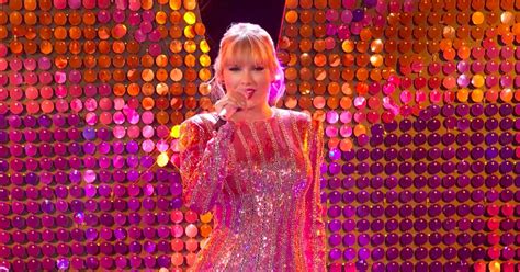 Taylor Swift "Me!" Performance on The Voice Finale | POPSUGAR Entertainment