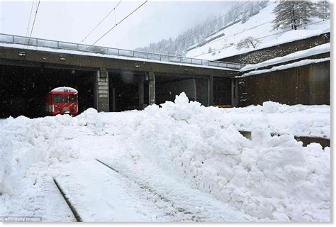 13,000 tourists trapped at ski resort in Switzerland after heavy snowfall (3.5 feet in 24 hours ...