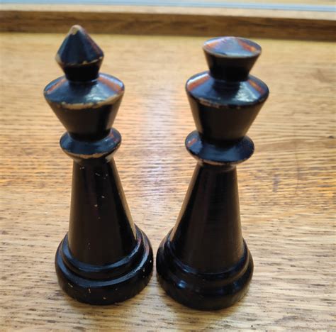 King or Queen-Which piece is which? - Chess Stack Exchange