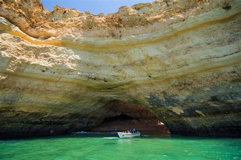 Benagil cave boat tour in algar de benagil, einer höhle, die zu den 10 besten höhlen der welt ...