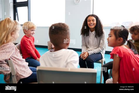 Kids talking classroom hi-res stock photography and images - Alamy