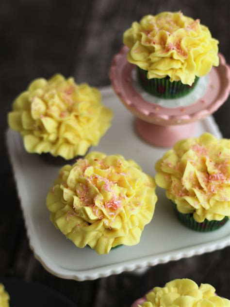 Tutorial: How to Pipe Frosting Flowers on Cupcakes | Savory Sweet Life