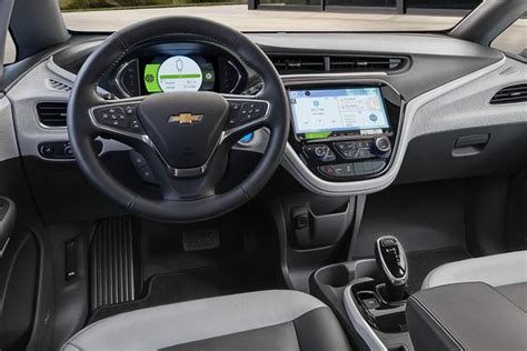 2017 Chevrolet Bolt vs. 2017 Chevrolet Volt: What's the Difference? - Autotrader