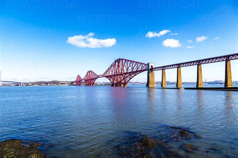 UK, Scotland, Queensferry, Forth Bridge crossing Firth of Forth estuary – Stockphoto