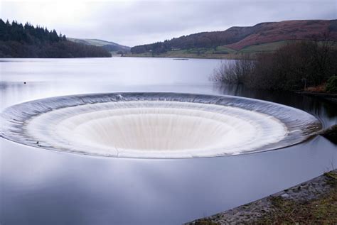 Ladybower Reservoir Peak District Uk Stock Photo - Download Image Now ...