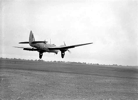 Asisbiz Bristol Blenheim IVF RAF 105Sqn GBG RAF Wyton England 1940