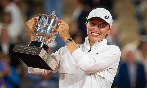 Iga Swiatek maintains her perfect finals record to win second French Open title - TennisBuzz ...