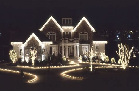 18 Breathtaking Outdoor Christmas Lights, Even Santa Will Steal These Ideas - Project… | White ...