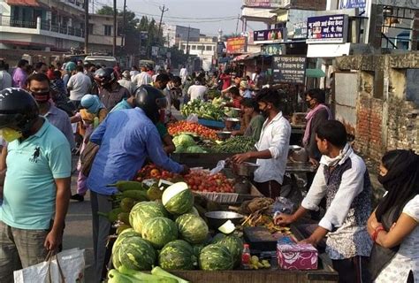 Gorakhpur Lockdown:सामान खरीदने के लिए सड़कों पर उमड़ी भीड़, तस्वीरों ...