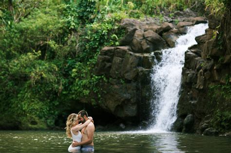 Anniversary waterfall photo shoot in Hawaii - Anna Kim Photography | Waterfall photo, Nature ...