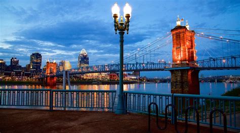 John A. Roebling Suspension Bridge : Centre-ville de Cincinnati ...