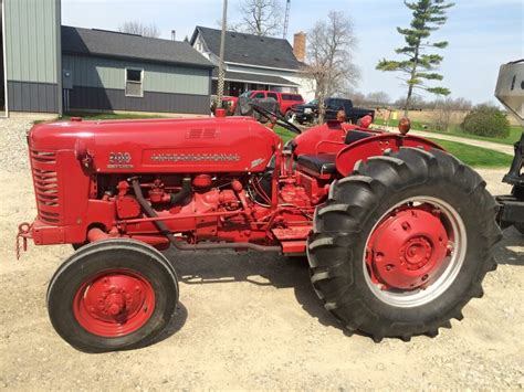 IH 300 Utility | Vintage tractors, Tractors, International harvester ...